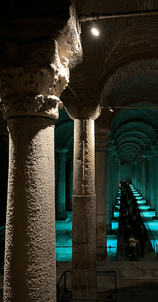 伊斯坦堡地下水宮殿不同燈光