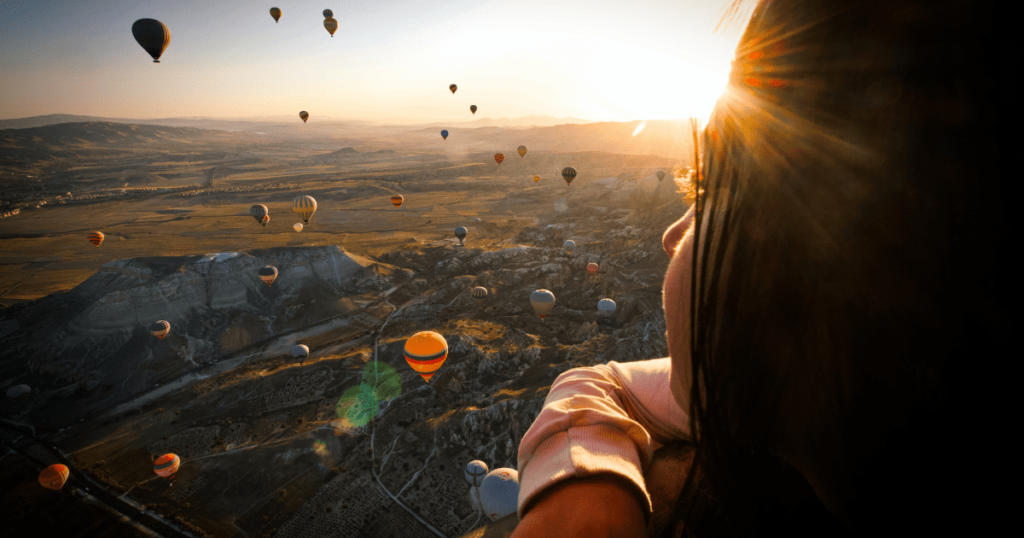 卡帕多奇亞熱氣球在空中的景觀