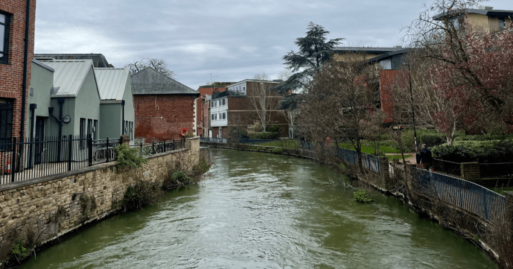 牛津城市中的河畔風景