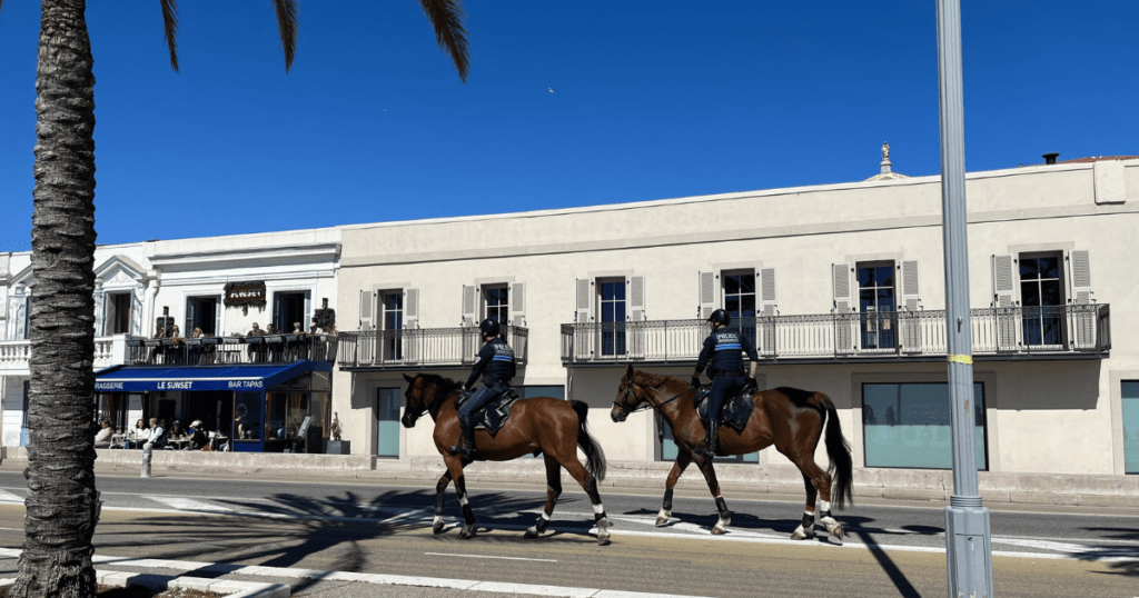騎馬的法國警察