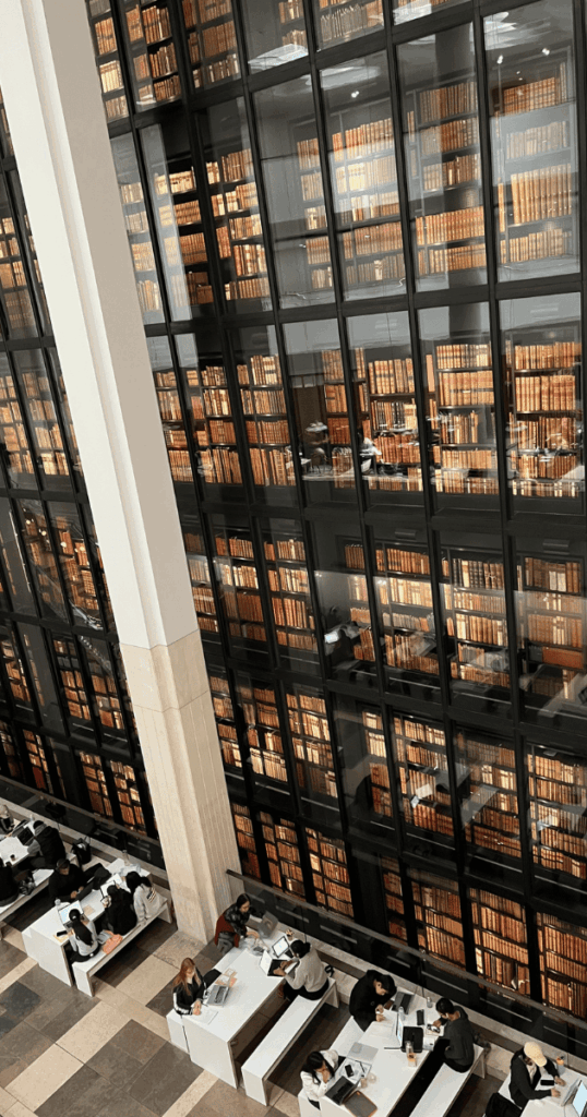 圖書館中庭的玻璃書櫃